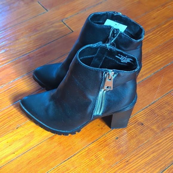 Mossimo Supply Co. Shoes - Women's Mossimo Black Ankle Heeled Boots Size 8 NWT